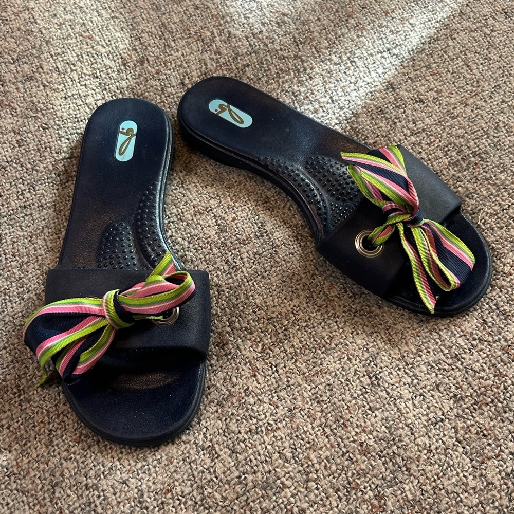 OKA b. Madison Ribbon Slides